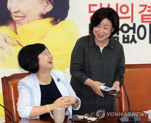 정의당 심상정 상임대표(오른쪽)와 이정미 신임 대표 [연합뉴스 자료사진]