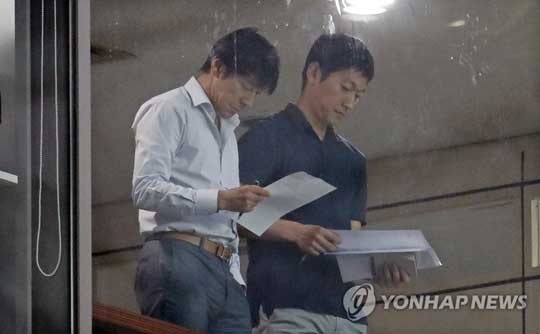 12일 오후 서울월드컵경기장에서 열린 2017 K리그 클래식 FC서울과 포항 스틸러스의 경기. 신태용 한국 축구대표팀 감독과 김남일 코치가 경기를 지켜보고 있다. 2017.7.12 (서울=연합뉴스)