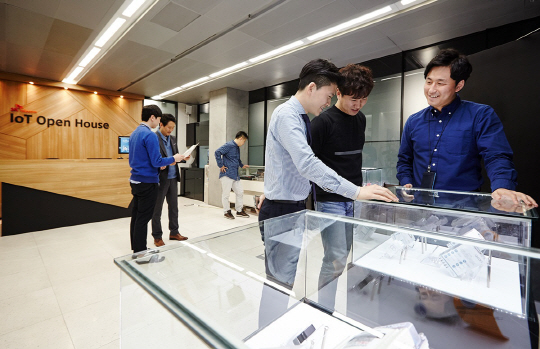 경기 성남시 분당구 SK텔레콤 사물인터넷(IoT) 오픈 하우스에서 SK텔레콤 직원과 벤처기업 관계자들이 대화를 나누고 있다.