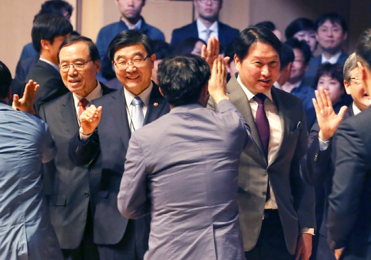 최태원(두 번째 줄 오른쪽 두 번째) SK그룹 회장이 지난 4월 서울 서대문구 연세대 백주년기념관에서 열린 ‘사회성과인센티브 어워드’에서 사회적기업 대표들과 하이파이브를 하고 있다.  SK그룹 제공