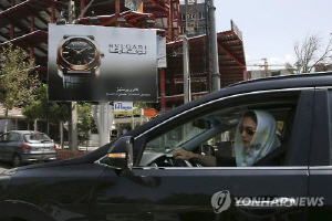 테헤란 시내에서 운전하는 이란 여성. 자료사진