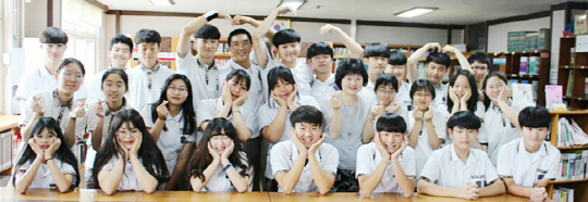 경기 고양시 제일중학교 박경란(두 번째 줄 왼쪽 여섯 번째) 교감이 12일 학교 학생들과 단체 사진을 찍으며 포즈를 취하고 있다.  제일중 제공