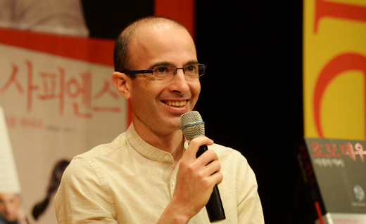 세계적으로 화제를 몰고 온 책 ‘사피엔스’의 저자인 유발 하라리 이스라엘 히브리대 교수가 13일 오전 서울 정동 이화여고 100주년기념관에서 기자간담회를 하고 있다.   김동훈 기자 dhk@