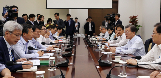 미국의 한·미 자유무역협정(FTA) 개정 요구와 신고리 원전 5·6호기 건설 중단에 대한 찬반 갈등 등이 국정 현안으로 급부상한 가운데 문재인 대통령이 13일 오전 청와대 여민관에서 수석보좌관회의를 주재하고 있다.  연합뉴스