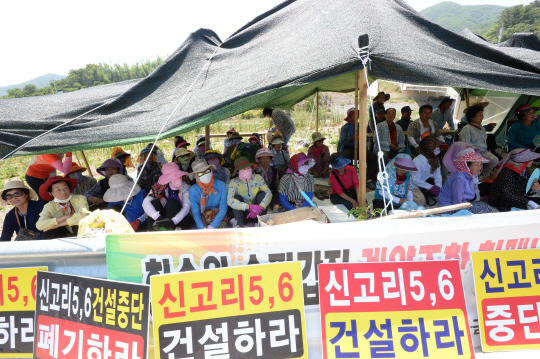 13일 오전 경북 경주 한국수력원자력 본사 정문 앞에서 신고리 5·6호기 건설 일시 중단 여부를 결정하는 이사회 개최 저지를 위해 모인 울주군 서생면 주민들이 천막을 치고 농성을 벌이고 있다. 김선규 기자 ufokim@