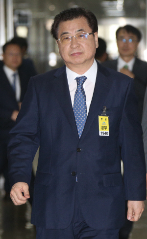 서훈 국가정보원장이 11일 국회 정보위원회에 출석하기 위해 회의장에 들어서고 있다.