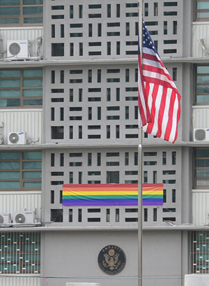 13일 오전 서울 종로구 세종대로 주한 미국대사관 건물에 퀴어문화축제에 지지를 보낸다는 의미로 성 소수자를 상징하는 무지개 깃발이 걸려 있다.