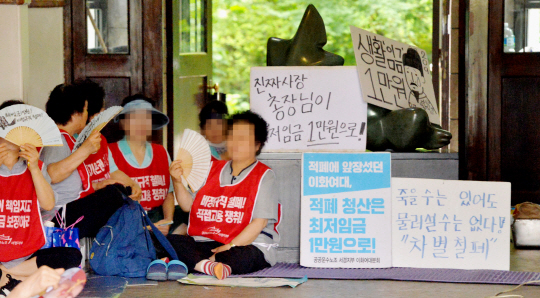 민주노총 공공운수노조 소속 서울경인지역공공서비스지부 이화여대 분회 조합원들이 13일 오전 서울 서대문구 이화여대 본관에서 시급 인상을 요구하며 점거농성을 벌이고 있다. 김낙중 기자 sanjoong@