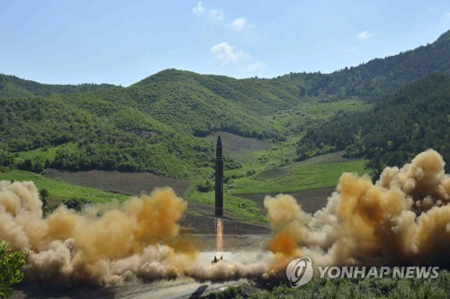 북한의 대륙간탄도미사일(ICBM)급 미사일 ‘화성-14형’ 발사 모습 [연합뉴스]