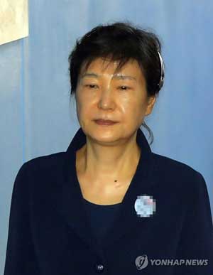 (서울=연합뉴스) 박근혜 전 대통령이 지난 6일 오전 서울 서초구 서울중앙지법에서 열린 ‘제3자 뇌물’ 32회 속행공판에 출석하기 위해 호송차에서 내려 법정으로 향하고 있다. 2017.7.6