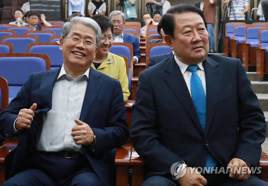 국민의당 박주선 비상대책위원장(오른쪽)과 김동철 원내대표가 13일 오후 국회 본청에서 열린 긴급 의원총회에 참석해 자리에 앉고 있다 (서울=연합뉴스)