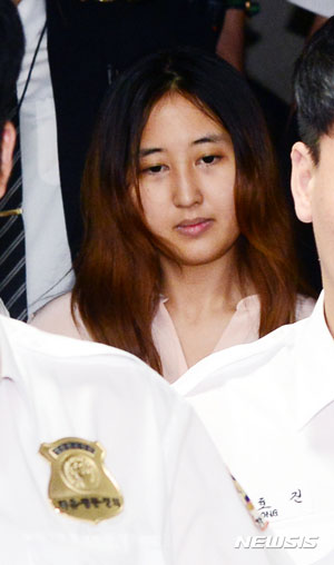 【서울=뉴시스】이재용 삼성전자 부회장 재판에 증인으로 출석한 최순실의 딸 정유라가 12일 오후 법원보안관리대의 경호를 받으며 서울 서초구 서울중앙지방법원을 나서고 있다. 2017.07.12.