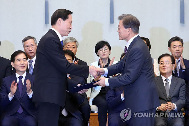 (서울=연합뉴스) 문재인 대통령이 13일 오후 청와대에서 송영무 국방부 장관에게 임명장을 수여하고 있다.