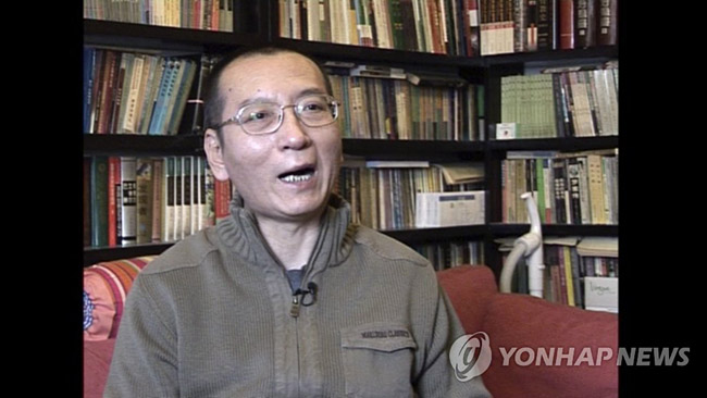 (AP=연합뉴스 자료사진) 간암 말기 판정을 받고 가석방돼 교도소 밖 병원에서 치료를 받던 중국의 인권운동가이자 노벨평화상 수상자인 류샤오보(劉曉波·61)가 13일(현지시간) 사망했다. 사진은 류샤오보가 2008년 1월 베이징의 자택에서 인터뷰하는 모습.