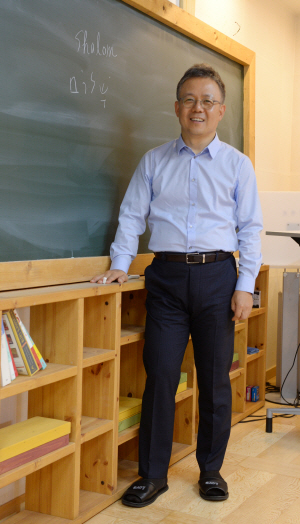 배철현 교수는 인간을 인간답게 만드는 것은 이타심이라고 했다.