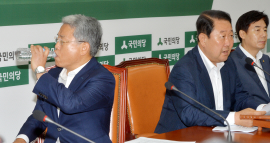 14일 오전 국회에서 열린 국민의당 비상대책위원회 회의에서 박주선(가운데) 비대위원장이 모두발언을 하고 있는 사이 김동철(왼쪽) 원내대표가 물을 마시고 있다.