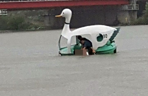 익수자 구조 장면. [전북 남원경찰서 제공=연합뉴스]