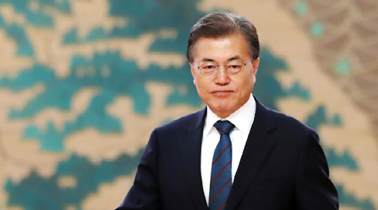 문재인 대통령이 18일 오전 청와대에서 열린 우마르 하디 주한 인도네시아 대사 등 5개국 주한 대사 신임장 제정식에 참석하기 위해 입장하고 있다.  연합뉴스
