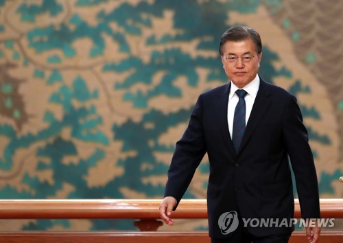 (서울=연합뉴스) 문재인 대통령이 18일 오전 청와대에서 열린 주한대사 신임장 제정식을 위해 입장하고 있다.