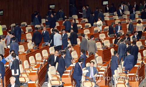 (서울=연합뉴스) 18일 오후 국회 본회의장에서 열린 7월 임시국회 본회의가 추경예산과 정부조직법 개정안 심사가 늦어져 본회의에 상정되지 않자 정회가 선언돼 의원들이 회의장을 나서고 있는 모습.