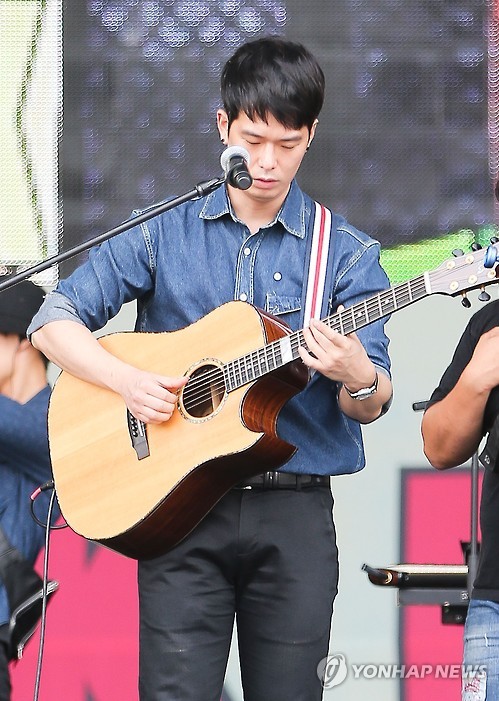 20일 서울 송파구 올림픽공원에서 열린 조이올팍페스티벌에서 10cm의 윤철종이 무대에 올라 공연 준비를 하고 있다. 2015.9.20