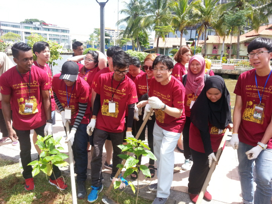 말레이시아 믈라카시를 방문한 김영선(앞줄 오른쪽 세 번째) 한-아세안센터 사무총장과 한국 및 아세안 청년 대사들이 믈라카 강변에서 기념식수를 하고 있다.