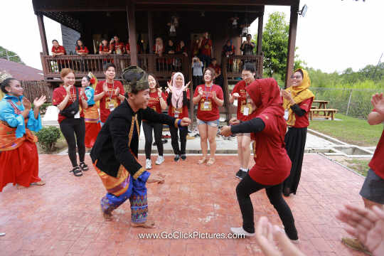 9일 믈라카시에서 전통 무용을 체험하고 있는 한-아세안 청년 대사들.  한-아세안센터 제공