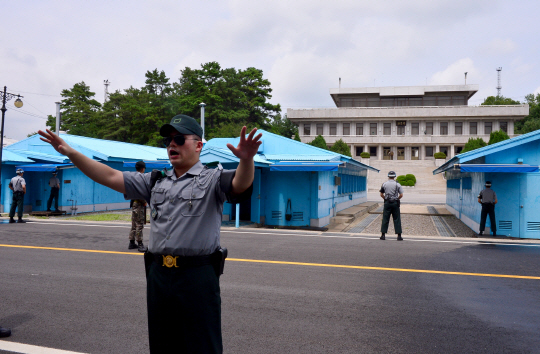 문재인 대통령이 북측에 제의한 군사당국회담 개최일을 이틀 앞둔 19일 경기 파주시 판문점 회담장에서 남한 경비병들이 경계 근무를 하고 있다.