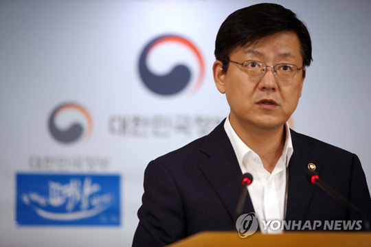 최병환 국무조정실 1차장이 19일 서울 세종로 정부서울청사에서 국정과제별 세부이행계획 구체화 등 국정과제 이행에 본격 착수하는 브리핑을 하고 있다. (서울=연합뉴스)