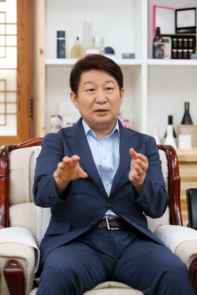 권영진 대구시장이 지난 19일 대구 중구 동인동 시청 접견실에서 “청년이 돌아오는 대구를 만들겠다”며 청년 일자리 정책에 대해 설명하고 있다.