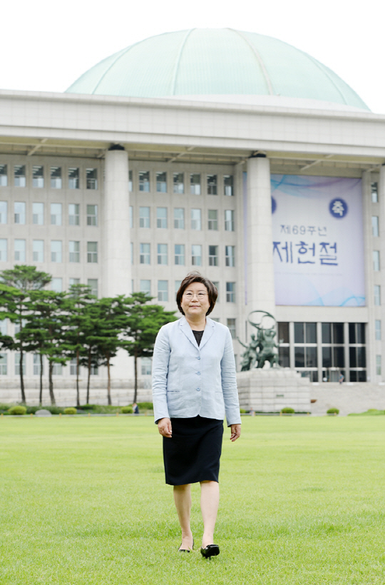 이혜훈 바른정당 대표가 지난 17일 서울 여의도 국회의사당 앞마당을 걷고 있다. 이날 오전 여야 지도부 가운데 가장 먼저 충북 청주시 수해 현장으로 달려갔던 이 대표는 상경 후 급하게 옷을 갈아입고 문화일보 인터뷰에 응했다.  김호웅 기자 diverkim@munhwa.com