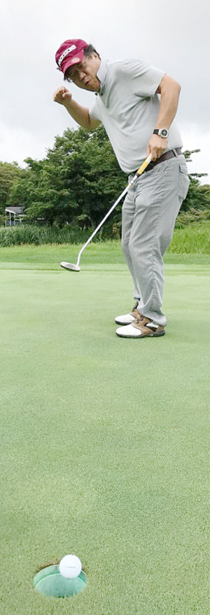 이문희 부민통신㈜ 회장이 지난 15일 제주 블랙스톤 골프장에서 가족들과 라운드를 앞두고 연습 도중 퍼팅이 홀로 들어가자 주먹을 불끈 쥐고 있다.