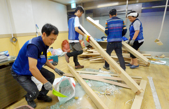 자활기업 ‘정담그린환경’의 이장희(왼쪽) 대표가 박복련(오른쪽) 공동대표 등과 함께 지난 11일 서울 도봉구 창동 도봉시설관리공단 내 지하 사무실에서 청소작업을 진행하고 있다.   김낙중 기자 sanjoong@