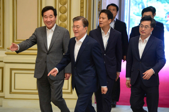 문재인 대통령이 20일 청와대 영빈관에서 열린 국가재정전략회의에 앞서 이낙연(왼쪽) 국무총리, 김동연(오른쪽) 부총리 겸 기획재정부 장관, 임종석(오른쪽 두 번째) 비서실장 등과 함께 차담회 장소로 이동하고 있다.