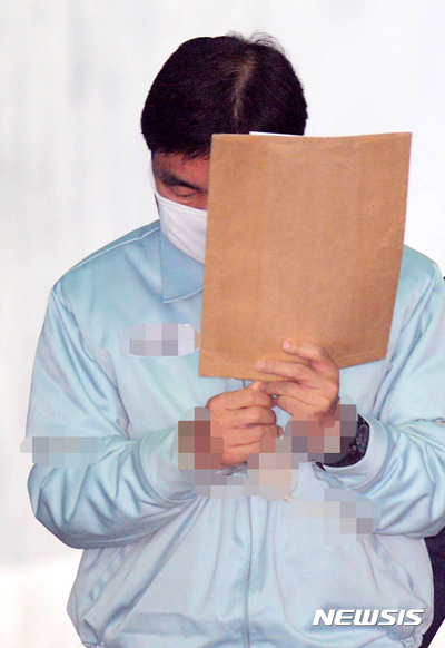 【서울=뉴시스】진경준 전 검사장이 19일 오후 서울 서초구 서울중앙지방법원에서 ‘넥슨 공짜 주식’과 관련한 항소심 2차공판에 출석하기 위해 호송차서 내려 법정으로 향하고 있다. 2017.04.19.