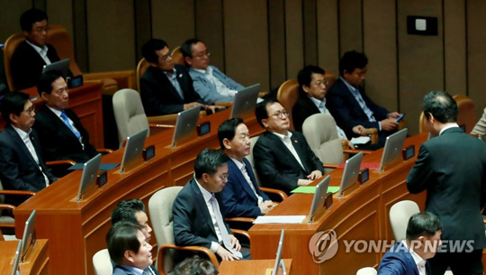 22일 오전 국회 본회의에서 추가경정예산안이 통과된 뒤 국무위원들이 각기 다른 표정을 짓고 있다. 2017.7.22 (서울=연합뉴스)