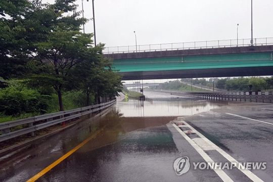 (고양=연합뉴스)  23일 오전 집중 호우로 경기도 고양시 제2자유로 강매나들목 부근 서울 방향 도로가 침수돼 교통이 통제되고 있다. 2017.7.23 [고양시 제공=연합뉴스]
