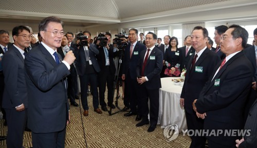 문재인 대통령이 28일 오후(현지시간) 미국 워싱턴 헤이 아담스 호텔에서 열린 우리 참여 경제인과의 차담회에서 인사말을 하고 있다. 2017.6.29 (워싱턴=연합뉴스)