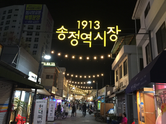 LH(한국토지주택공사)는 지난해 장기간 지지부진하던 KTX광주송정역 공익-수익형 패키지사업에 공모·선정됐다. LH는 단순한 도시재생 아닌 지역민의 삶의 질 향상과 지역경제 활성화 차원에서 사업을 추진하고 있다. 사진은 도시재생에 나선 광주송정역 시장 모습. LH제공