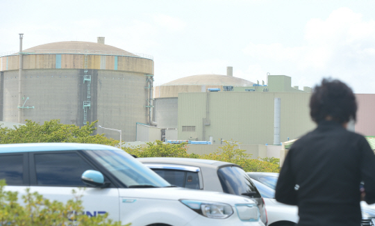 문재인 대통령이 21일 월성1호기 원자력발전소 가동 중단 가능성을 언급한 가운데 지난 13일 경북 경주시 양남면 월성1호기 원전 앞을 관계자가 지나가고 있다.  뉴시스