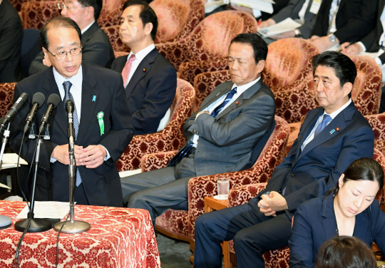 24일 오전 아베 신조(오른쪽) 총리와 아소 다로(〃 두 번째) 부총리 겸 재무상이 일본 중의원(하원) 예산위원회가 실시한 ‘사학 스캔들’ 관련 청문회에서 심각한 표정으로 이즈미 히로토(왼쪽) 총리 보좌관의 증언을 듣고 있다.  연합뉴스