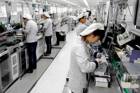 20일 충북 진천군 문백면 현대모비스 진천공장에서 직원들이 제품 조립을 하고 있다. 현대모비스 제공