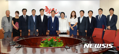 【서울=뉴시스】24일 오전 서울 여의도 자유한국당 당사 제1회의실에서 열린 혁신위원회 위원 임명장 수여식에서 홍준표(왼쪽 여섯번째) 대표가 류석춘(왼쪽) 혁신위원장을 비롯한 혁신위원들과 기념촬영을 하고 있다. 왼쪽부터 류 혁신위원장, 이옥남 대변인, 조성환, 김영호, 김광래 혁신위원, 홍 대표, 박성희, 여명, 유동열, 이우승, 황성욱, 최해범 혁신위원.