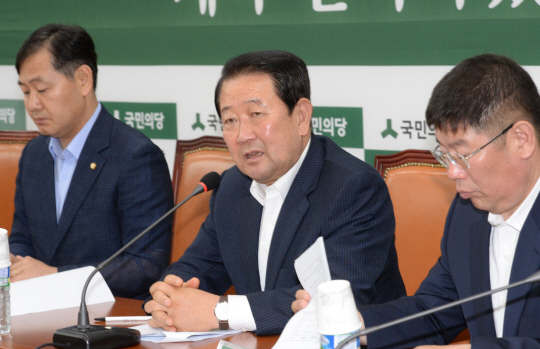 25일 오전 국회에서 열린 국민의당 제1차 선거관리위원회 회의에서 박주선(가운데) 비상대책위원장이 모두발언을 하고 있다.