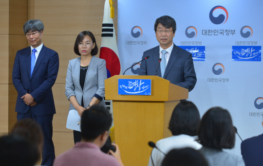 김지형(오른쪽) 신고리 원전 5·6호기 공론화위원회 위원장이 24일 정부서울청사에서 공론화위 첫 회의 결과를 발표하고 있다. 왼쪽부터 위원으로 선임된 이윤석 서울시립대 도시사회학과 교수, 이희진 한국갈등해결센터 사무총장. 뉴시스