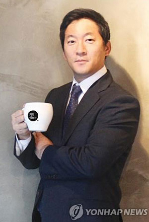 (서울=연합뉴스) 카페 ‘할리스’, ‘카페베네’, ‘망고식스’를 이끌어 ‘커피왕’으로 알려진 강훈(49) KH컴퍼니 대표가 자택에서 숨진 채 발견됐다. [KH컴퍼니 제공=연합뉴스]