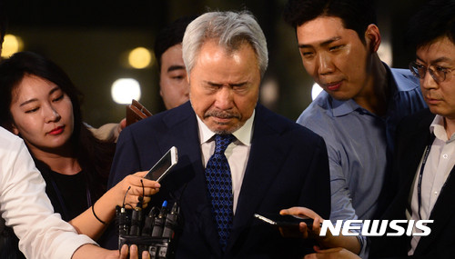 【서울=뉴시스】 ‘치즈통행세’ 등 갑질 논란으로 구속영장이 발부된 정우현 전 MP(미스터피자)그룹 회장이 6일 오후 서울 서초구 서울중앙지방검찰청을 나와 서울구치소로 향하고 있다.  이날 정 전 회장은 영장실질심사를 포기했다.