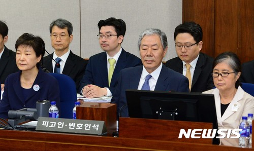 【서울=뉴시스】사진공동취재단 = 박근혜 전 대통령이 23일 오전 서울 서초동 서울중앙지법 417호 대법정에서 열린 뇌물혐의에 대한 첫 번째 공판에 출석해 최순실씨와 피고인석에 앉아있다. 2017.05.23.