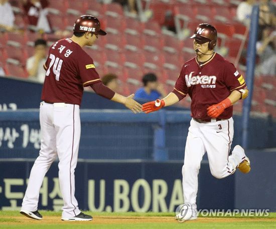 (서울=연합뉴스) 25일 서울 잠실야구장에서 열린 2017 프로야구 넥센과 LG의 경기에서 넥센 김민성이 6회 초 1점 홈런을 치고 하이파이브를 하고 있다.