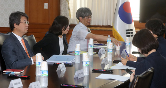 28일 오전 김지형(왼쪽 첫 번째) 신고리 5·6호기 공론화위원회 위원장과 위원들이 정부서울청사에서 2차 회의 준비를 하고 있다.